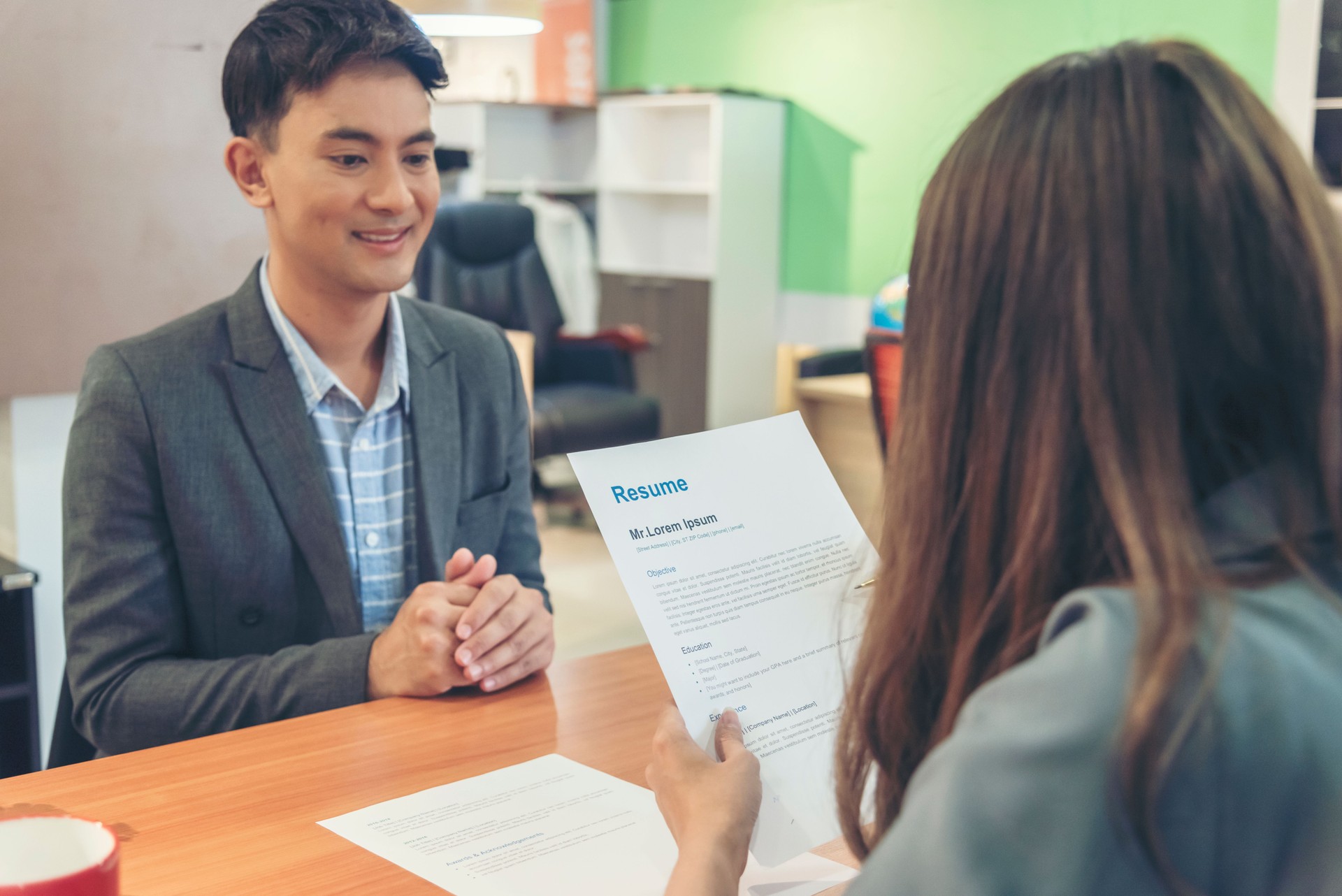 Entretien d’embauche d’homme d’affaires par un responsable des ressources humaines des ressources humaines qui s’intercale, parlez au nouvel employé qui se serre la main au bureau avec un visage souriant. CV de vérification d’entrevue du respon