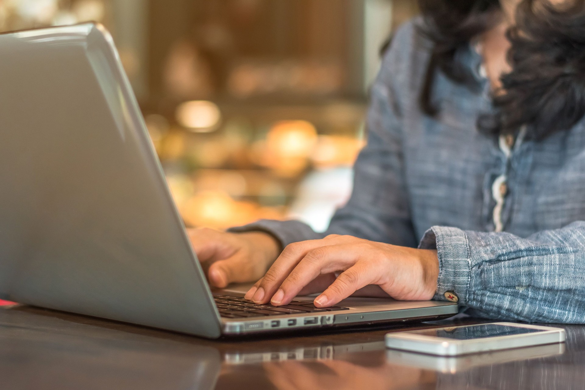 Rédacteur de blog de style de vie numérique ou personne d'affaires utilisant l'appareil intelligent travaillant sur la technologie de communication d'Internet